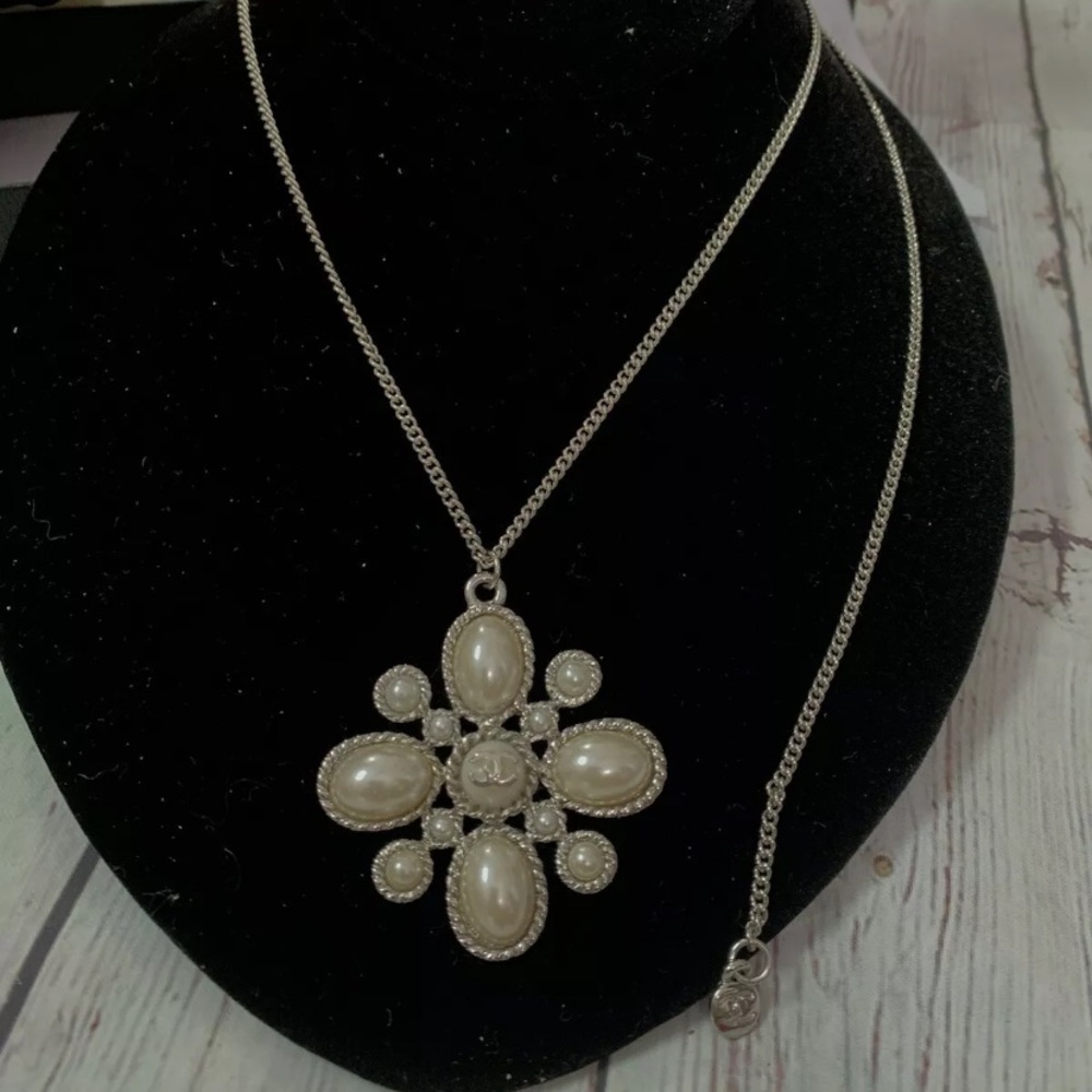 💕SALE PRICE💕   Chanel Pearl Flower Shape Pendant Necklace